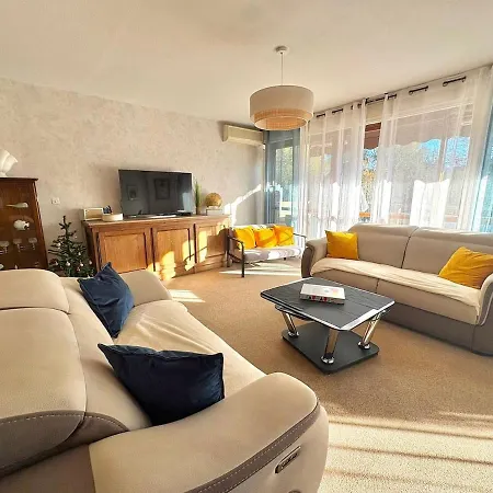 Grand Baigne De Soleil Avec Parking * Saint-Raphael (Var)