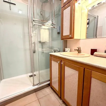 Grand Baigne De Soleil Avec Parking * Saint-Raphael (Var)