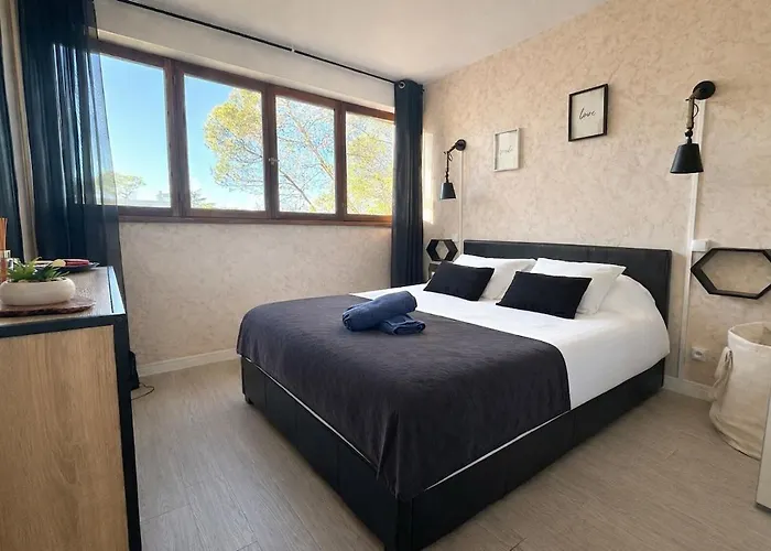 Grand Baigne De Soleil Avec Parking *