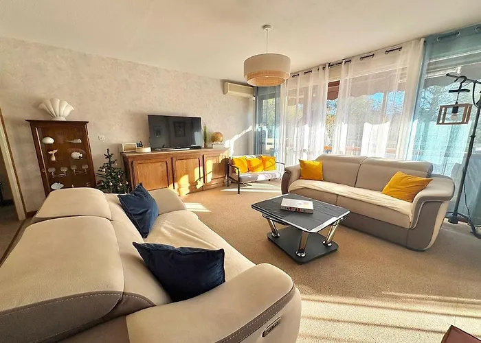 Grand Baigne De Soleil Avec Parking * Saint-Raphael (Var)