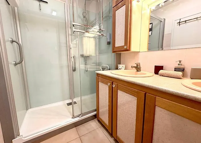 Grand Baigne De Soleil Avec Parking * Saint-Raphael (Var)