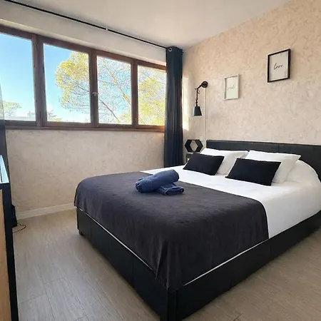 Grand Baigne De Soleil Avec Parking *